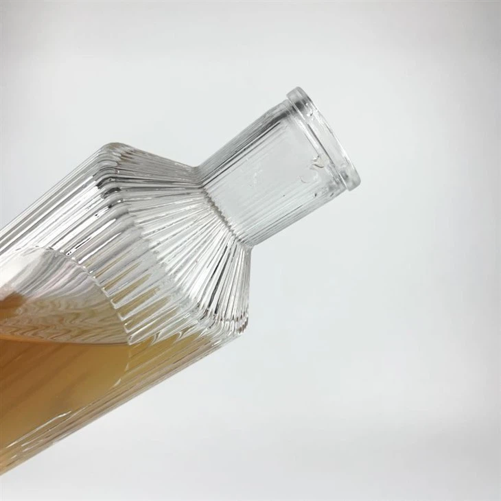 High Transparent 700ml Non-slip Design Easy To Hold Glass Bottles With Vertical Stripes