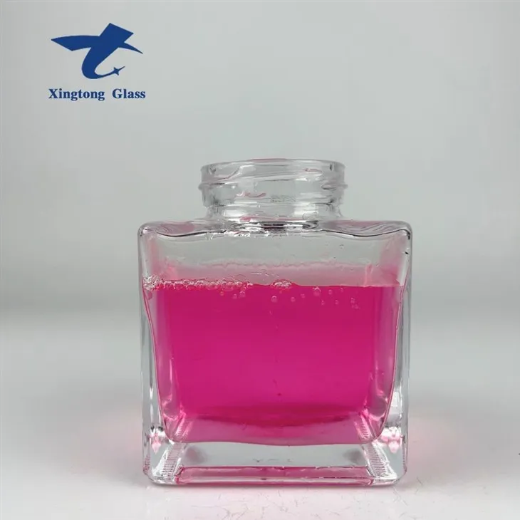 Kwadratowa szklana butelka o pojemności 350 ml