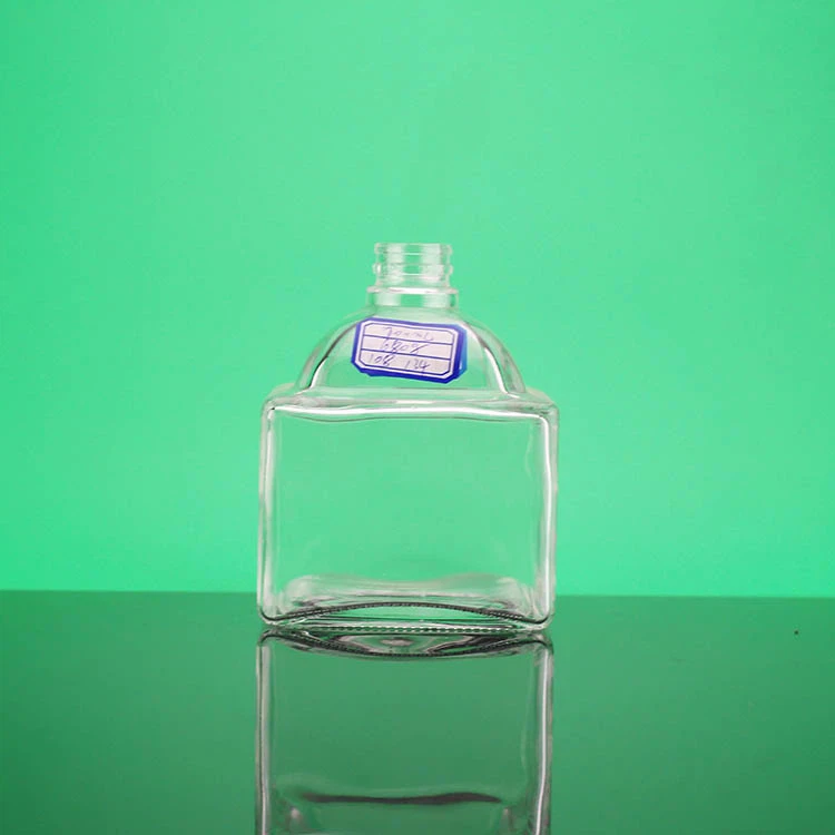 Prostokątna szklana butelka na gin